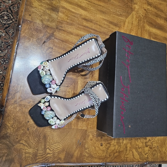 Betsy Johnson gorgeous heels - Picture 4 of 5